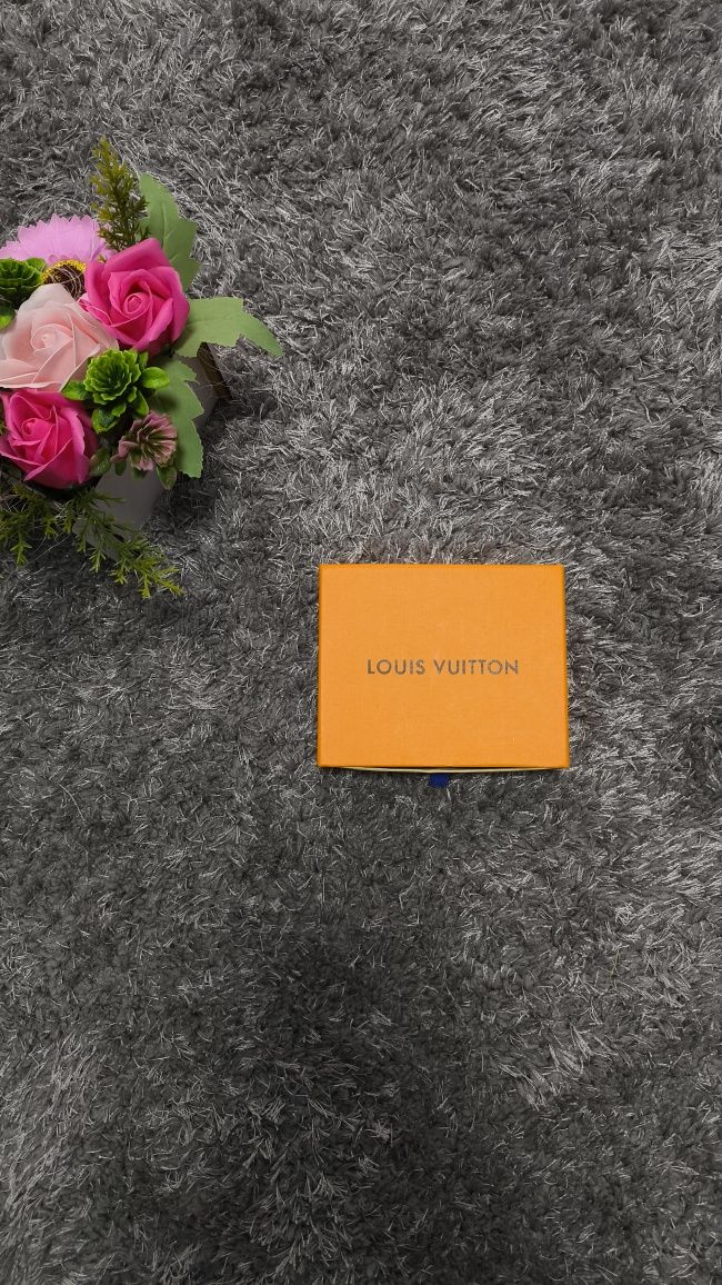 Lv, Luis Vuitton wallet