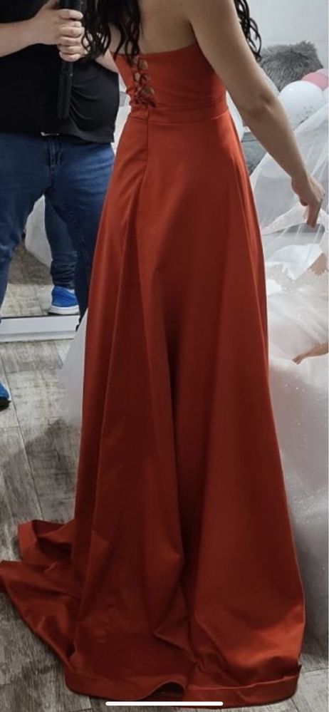 Дамска официална рокля в оранжево