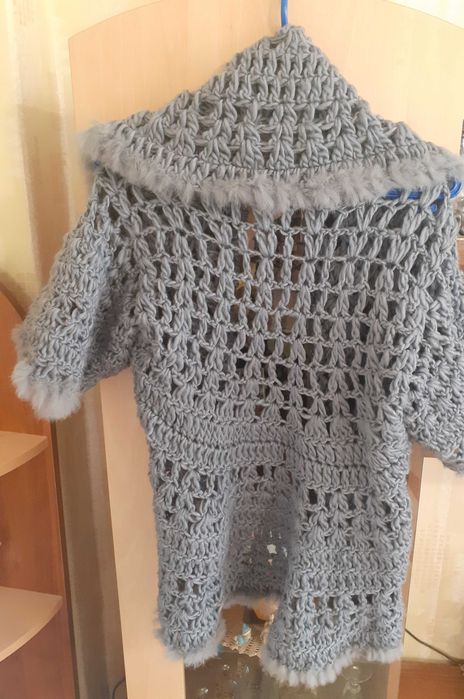 Ефектно дамско плетено елече с голяма яка