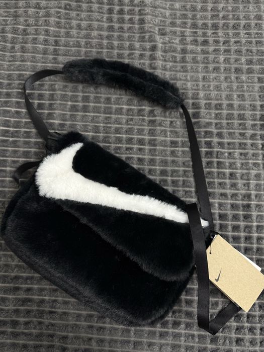 пухкава чанта Nike – НОВА с етикет