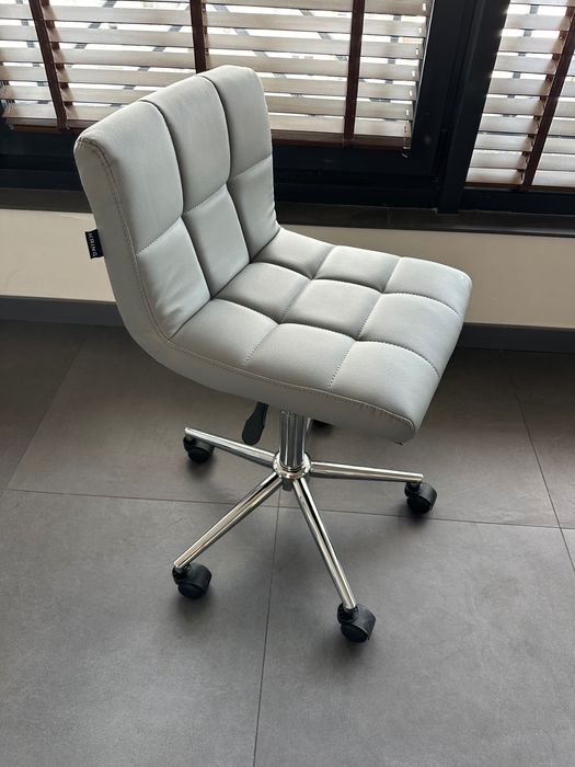 Сив Стол на колелца Queens с безплатна доставка и 2г гаранция