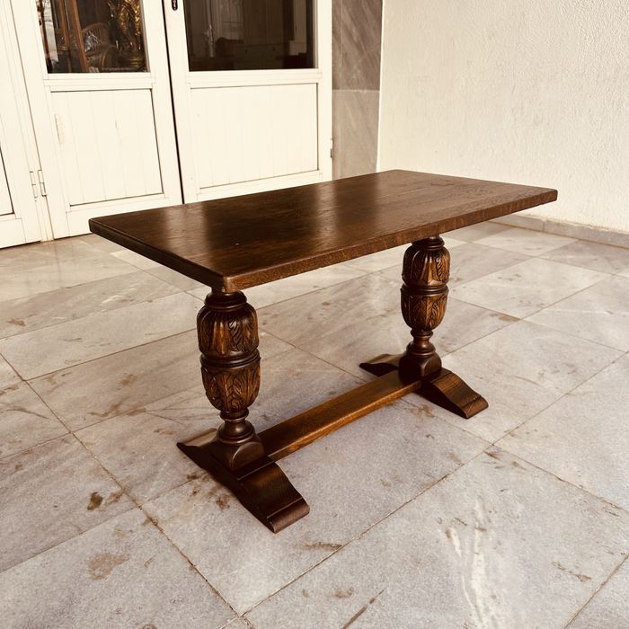 Масивна дървена ретро масичка – резбовани крака, отлично състояние