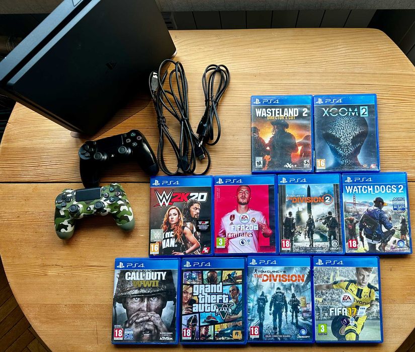 Конзола PlayStation 4 с 2 Джойстика и 10 Игри – Всичко в Комплект !