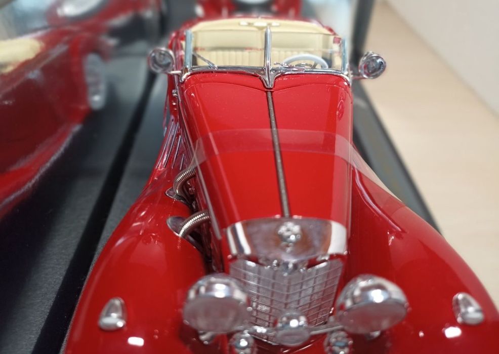 Mercedes Benz 500K
Scara 1:18
Maisto 

Pozele reflectă realitatea. Se