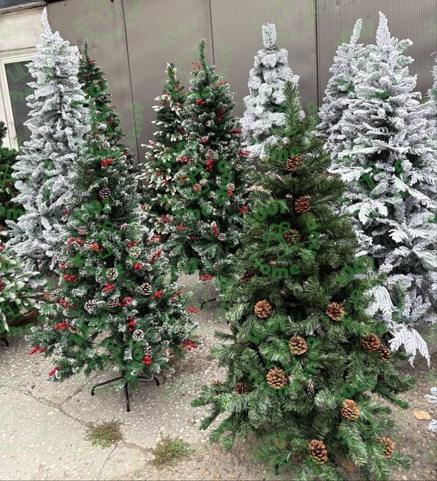 Коледна елха Бор, заснежена, с декорация, с шишарки