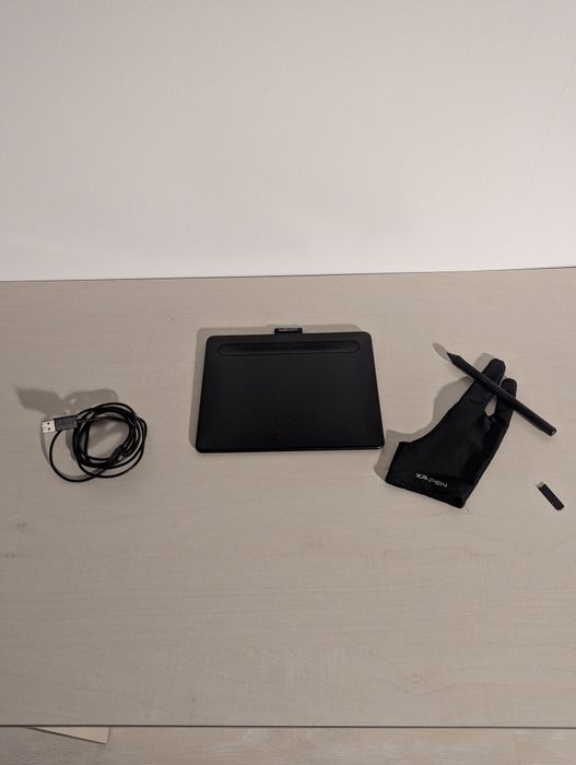 Tabletă grafică Wacom Intuos S 2018 Small, Pen și mănușă, rezerve pen+