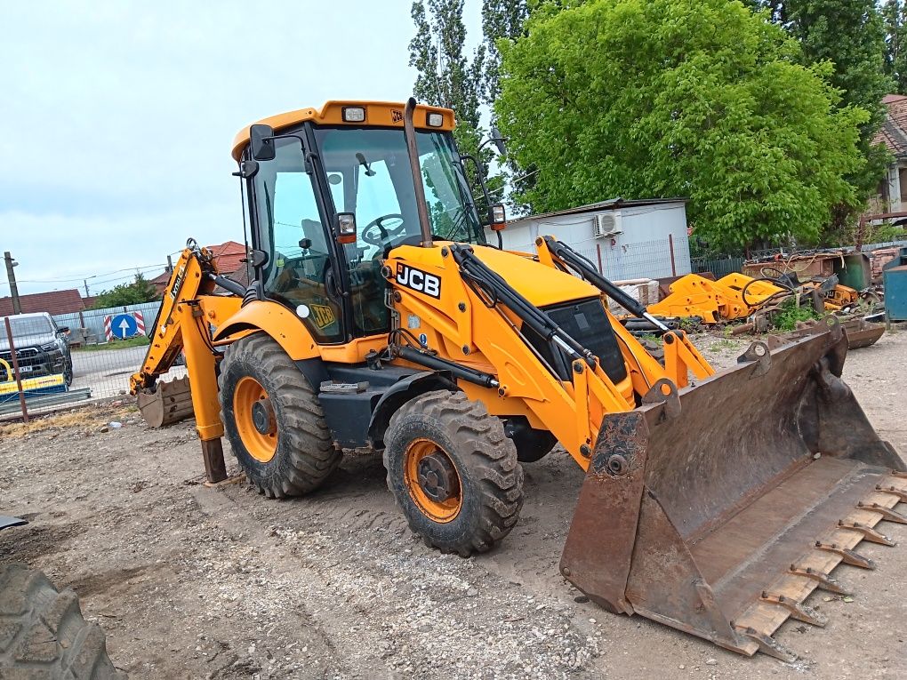 Vând buldoexcavator jcb 3cx