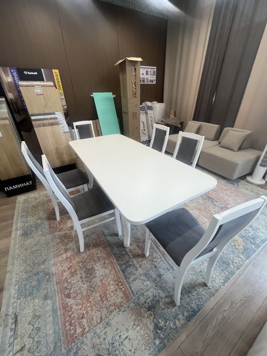 Деревянные стол со стульями