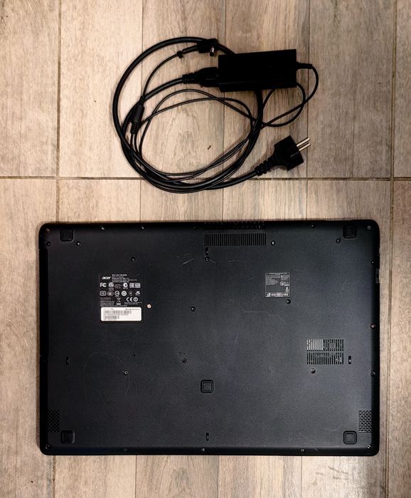 Laptop Acer ES1 711 Model ZYL pentru piese sau reparat