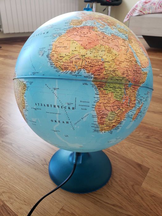 Светещ географски глобус