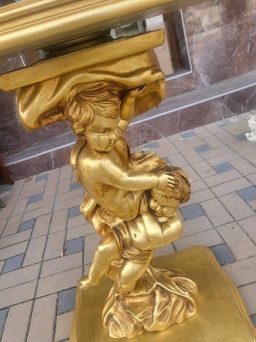 Красива барокова поставка. Дърво. Златен варак