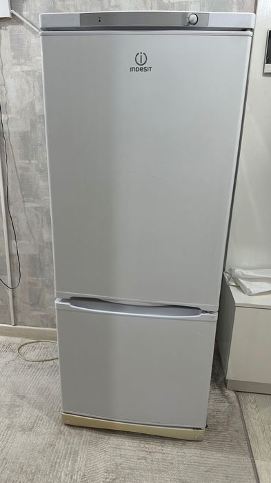 Холодильник Indesit