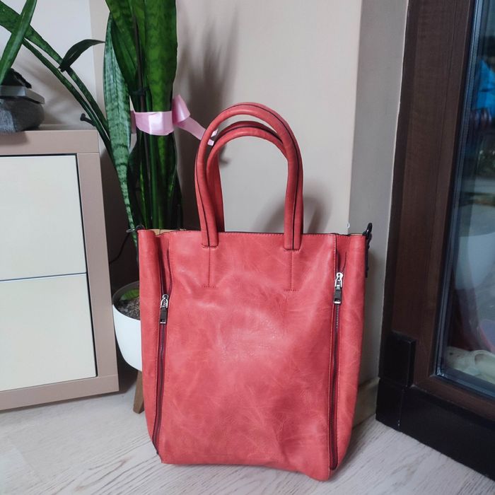 Червена дамска чанта