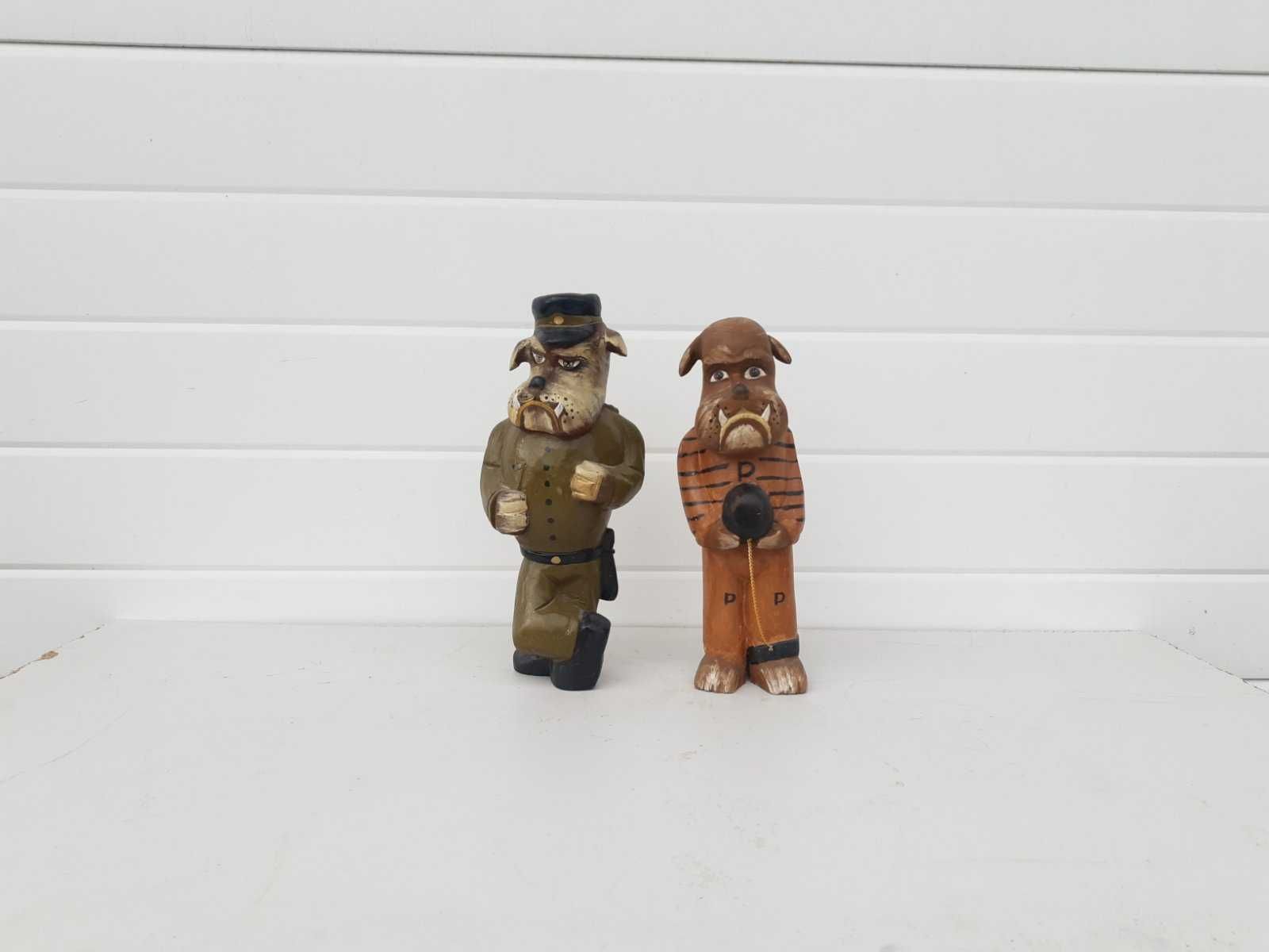 Стари дървени големи статуетки на Кучето. Полицай и Затворник Холандия