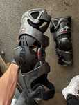 Genunchere Alpinestars Fluid Tech Carbon Knee Brace