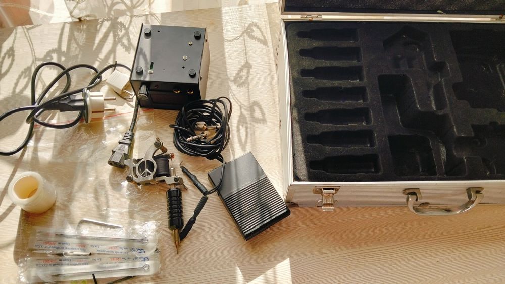 Продаю тату машинку, вместе с кейсом