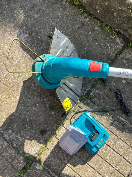 Акумулаторен тример TOTAL 20V 2.0AH