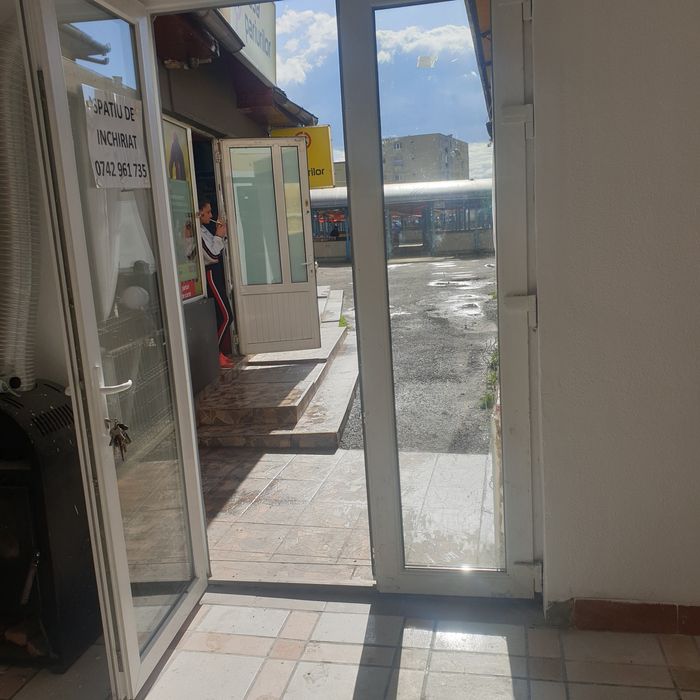 inchiriez spatui com la parter piata noua micro ,100 m  kof