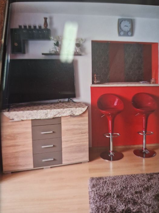 Vând apartament pe strada cloaca etaj 1 cu trei camere