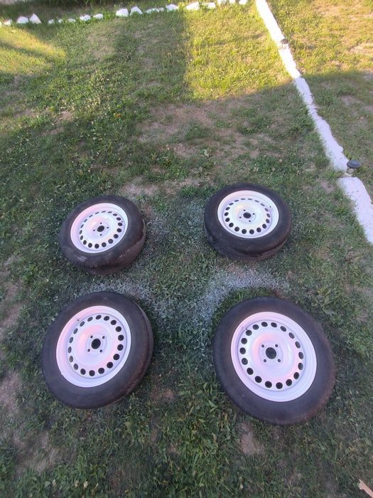 Se vând 4 jante cu cauciucuri iarna stare foarte bune r15  4x100 opel