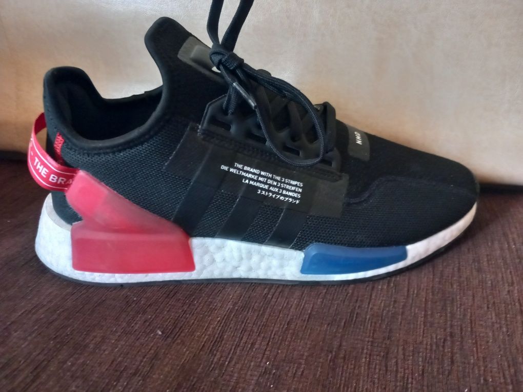 Vand adidasi NMD R1 V2  mărimea 44