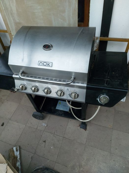 Vînd un grătar pe gaz