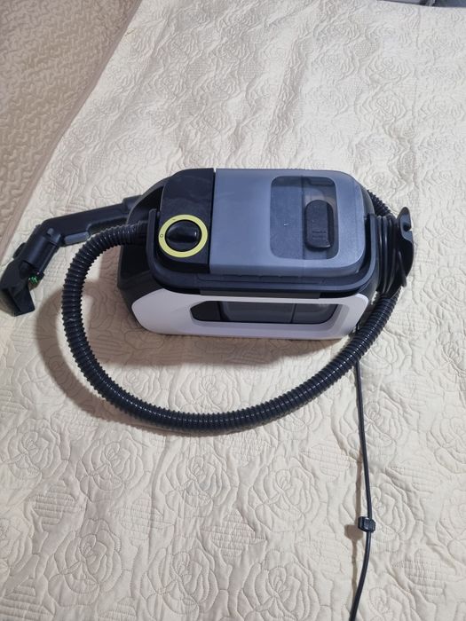 aspirator cu spălare karcher  galben negru