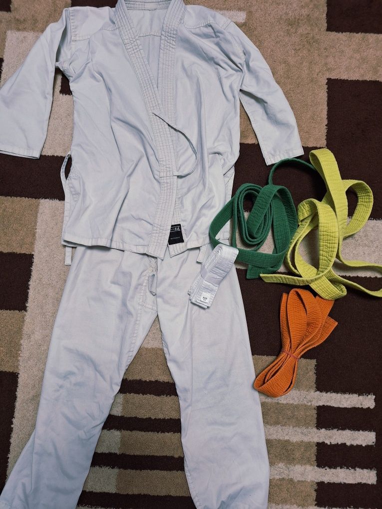 Costum de karate și centuri