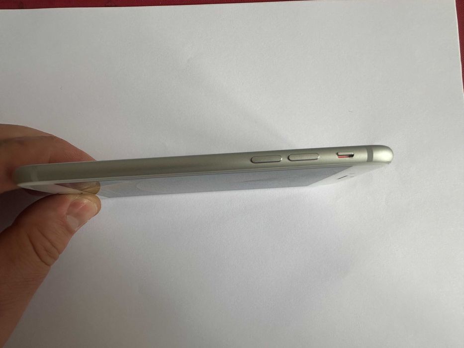 КАТО НОВ !!! iPhone 8 - Бял - 64GB - Фабрично Отключен - 100% БАТЕРИЯ