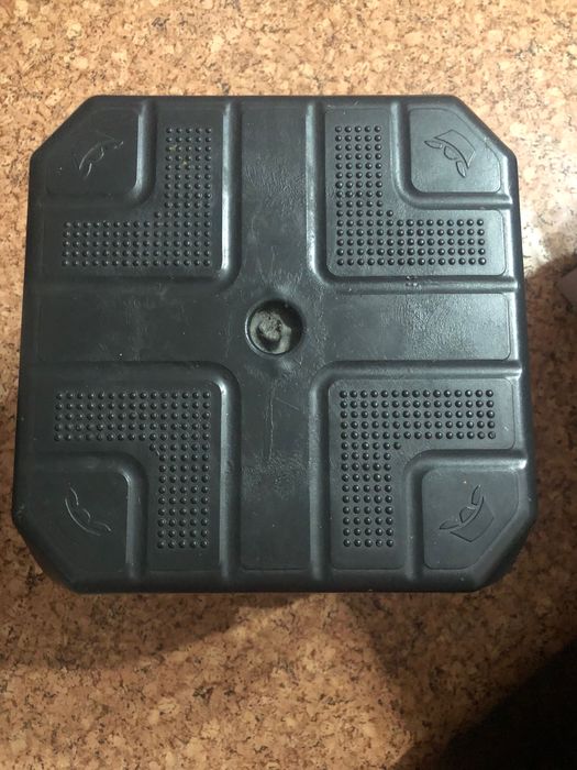 Литые пластмассовые табуретки черного цвета