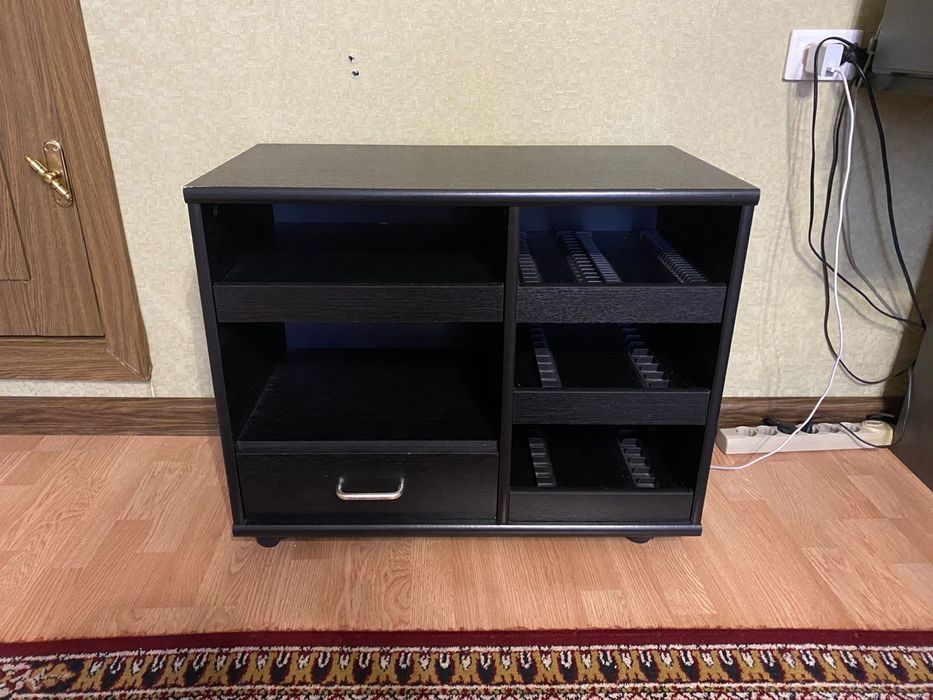 Продам тумбочку.Можно использовать как для офиса,так и для дома,.
