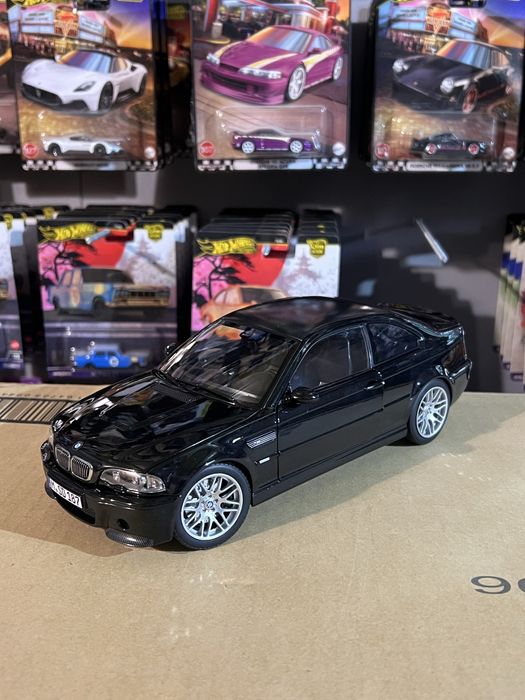 BMW M3 CSL 2003 – Norev 1:18 – Sapphire Black – Full Metal