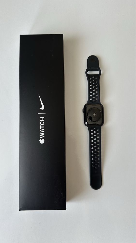 Смарт часовник Apple Watch SE 44mm Cellular Nike Edition