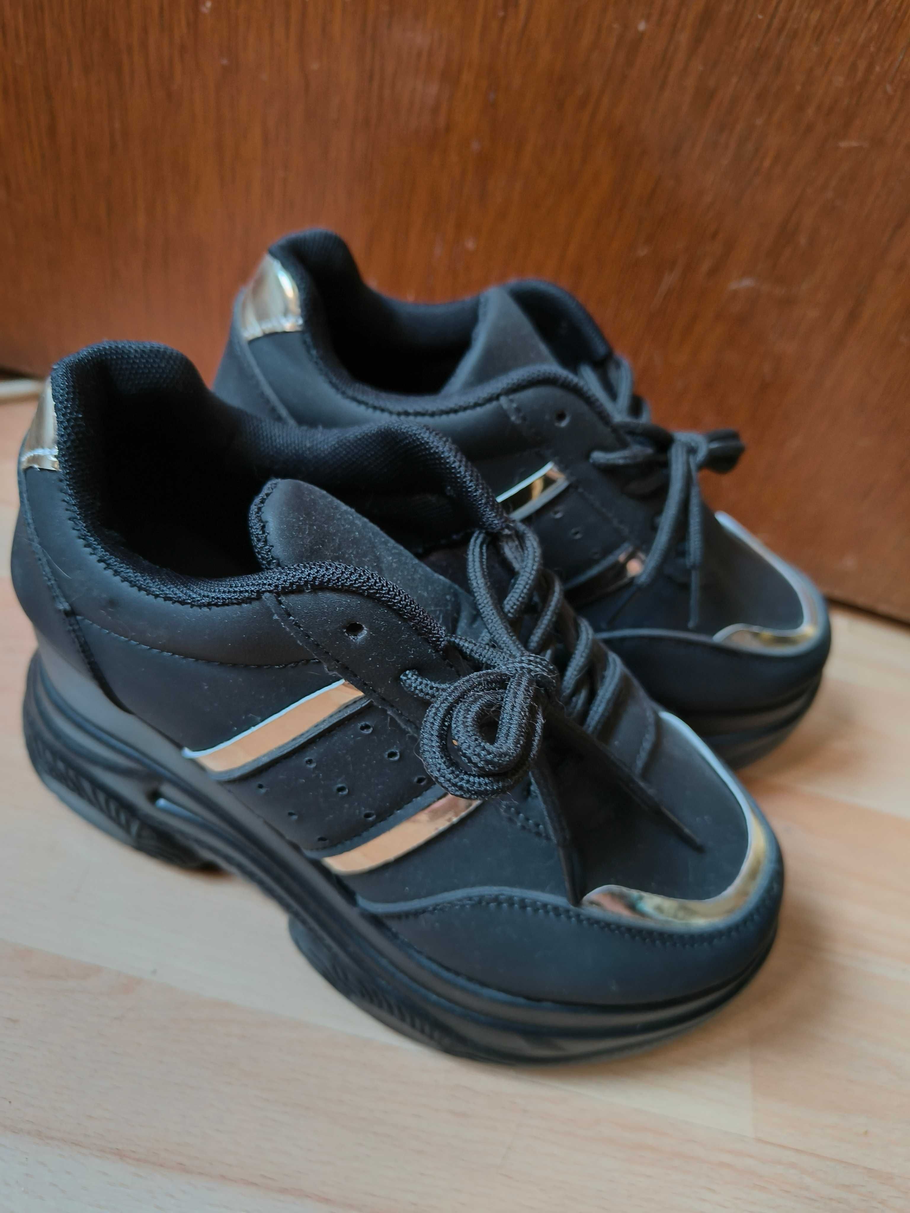 Adidași cu platformă