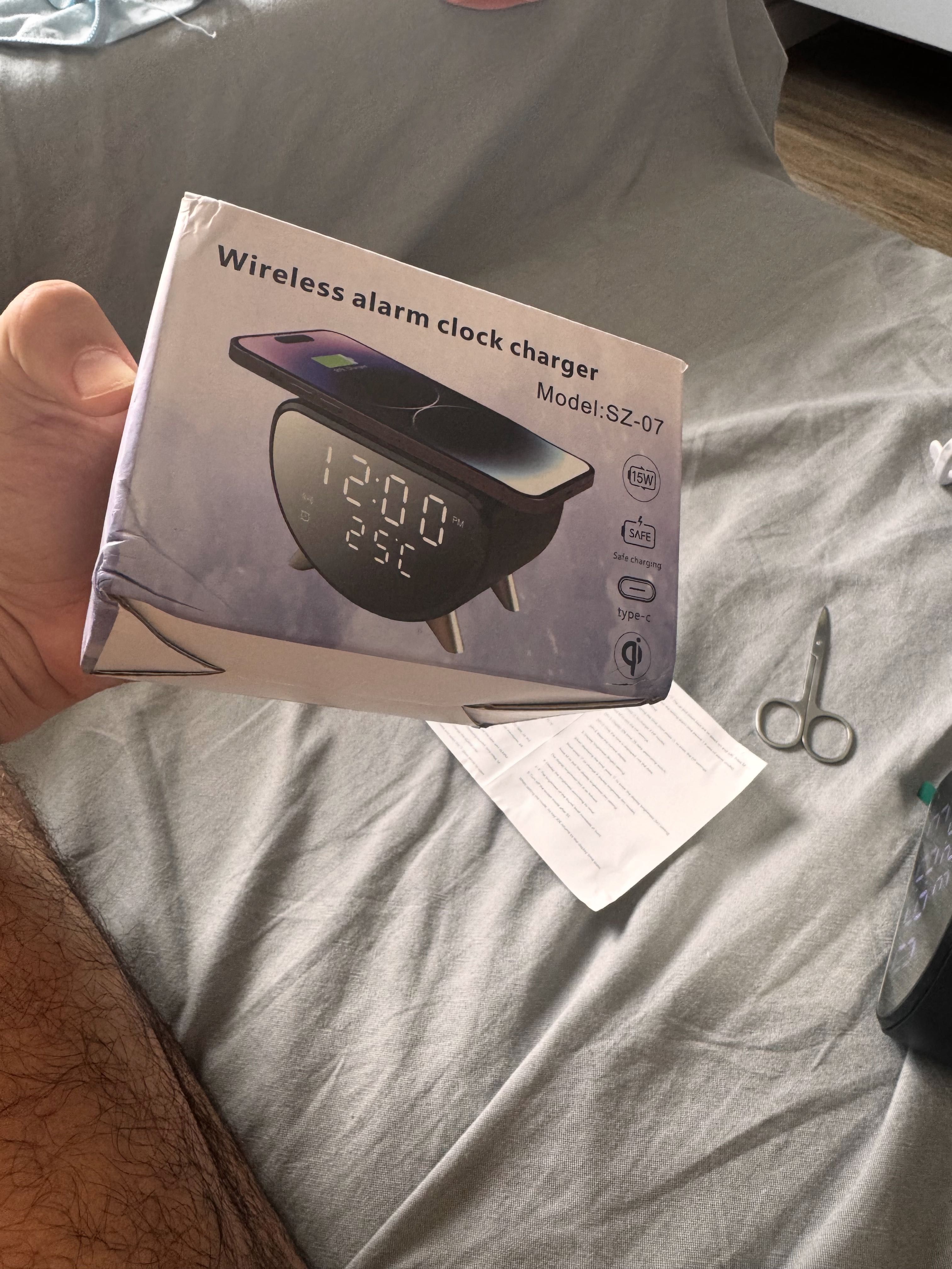 Ceas de birou cu încărcător wireless