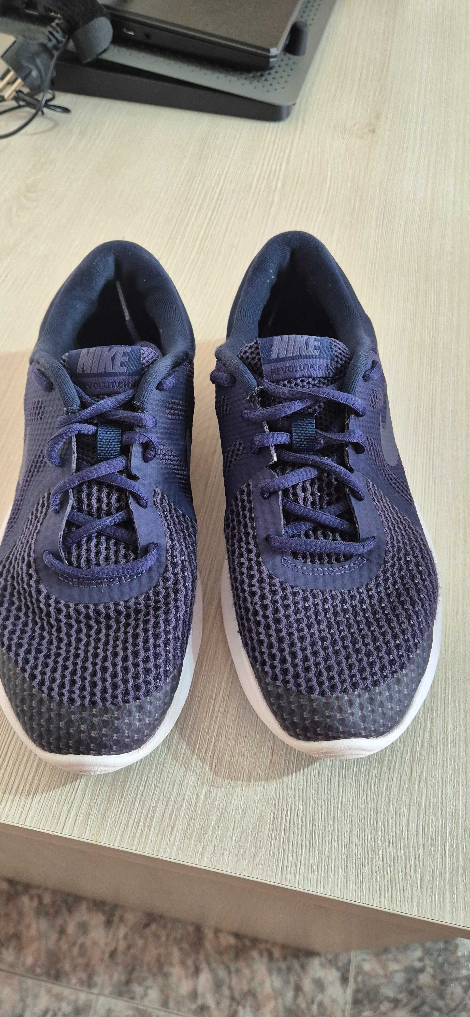 Маратонки NIKE,номер 37.5
