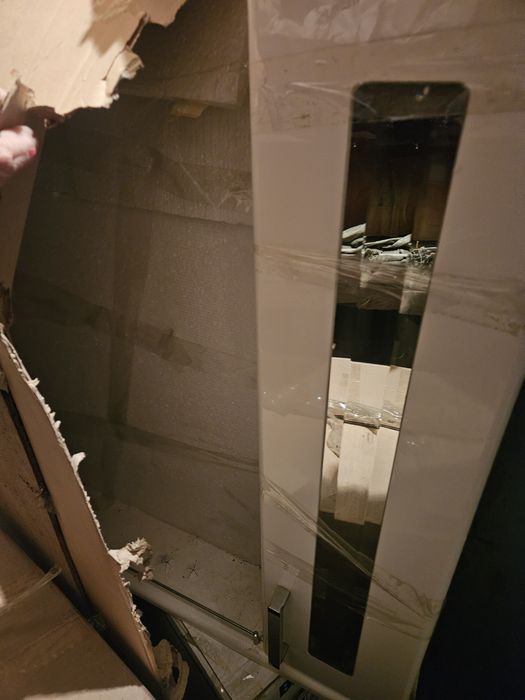 Раковинас тумбой и зеркало полка