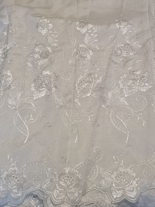 Perdea voal crem cu flori în partea de jos h 245cm L 300cm, cusuta