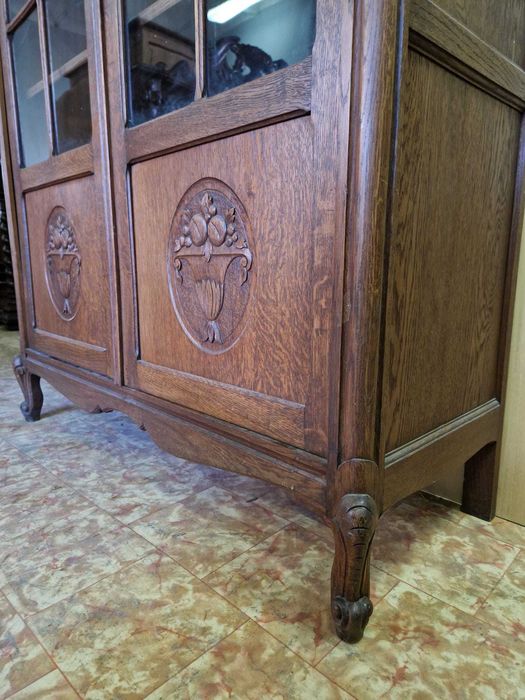 Дъбова витринна библиотека с фина дърворезба