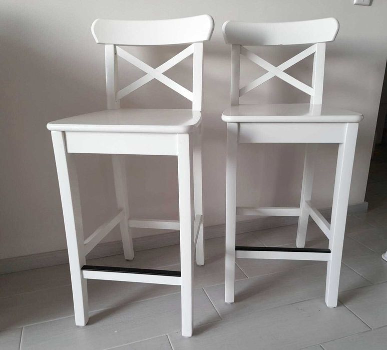 Два бели бар стола ROSENTORP от IKEA.