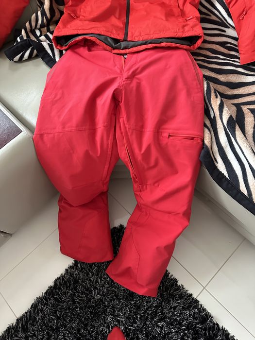Vând costum ski mărimea s-m purtat 1 sezon,impecabil
