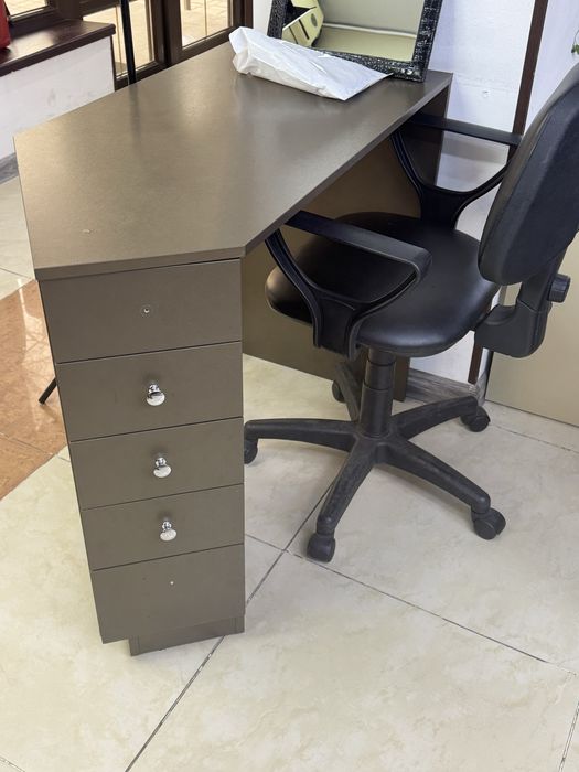 Сдается маникюрный столик