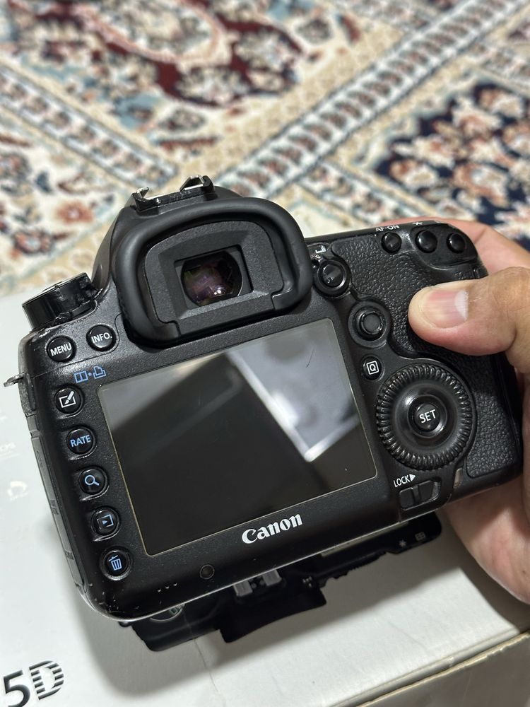 Canon eos 5D mark 3 body sotiladi.