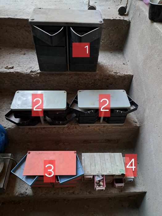 Ящики с откидными крышками.