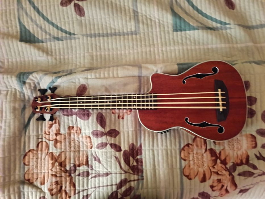 Продам или обменяю бас укулеле