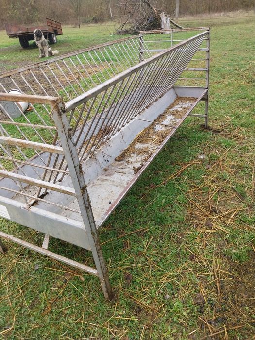 Vând 3 buc hranitori