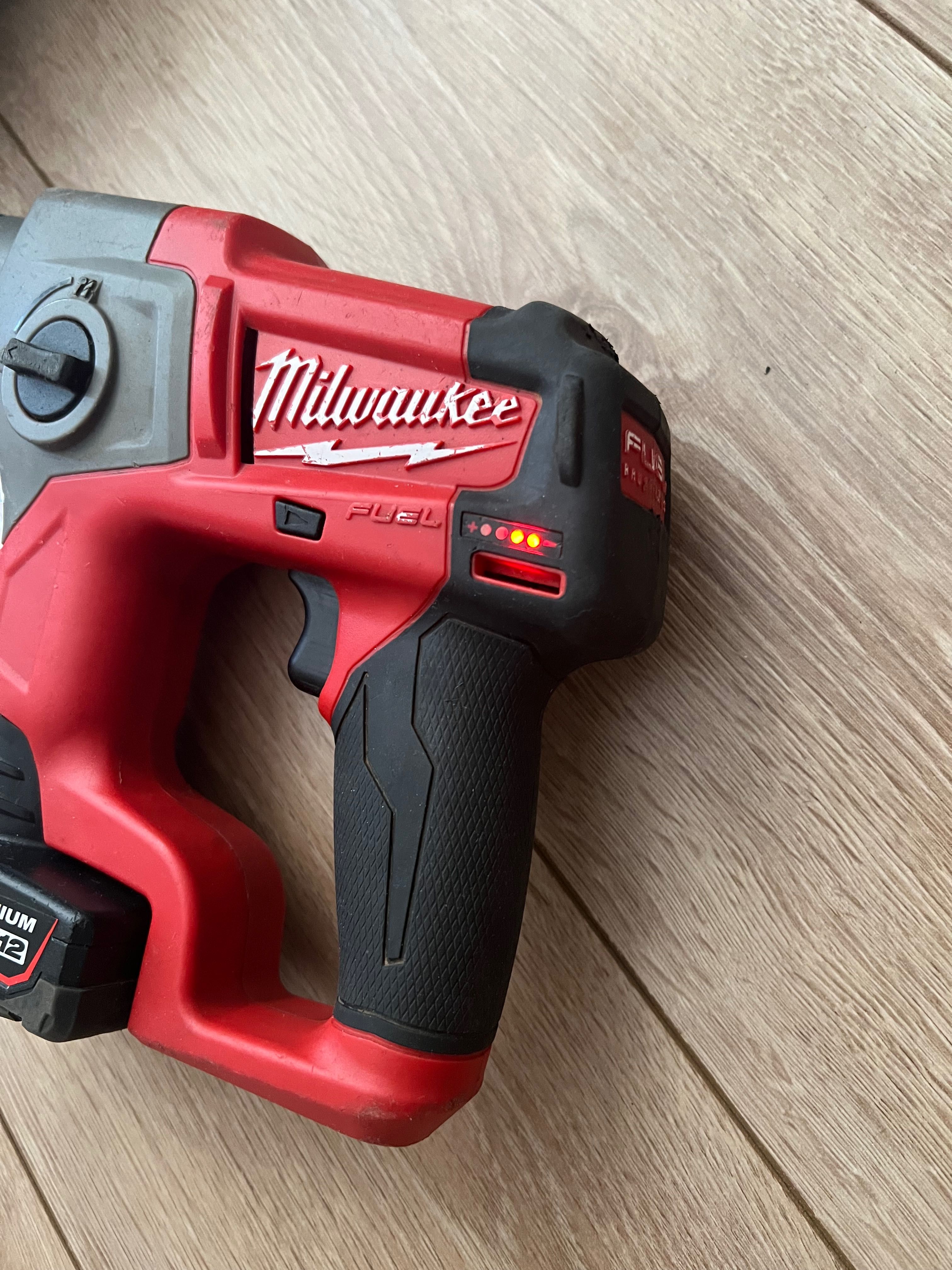 Акумулаторен безчетков перфоратор Milwaukee Fuel M12 CH-
