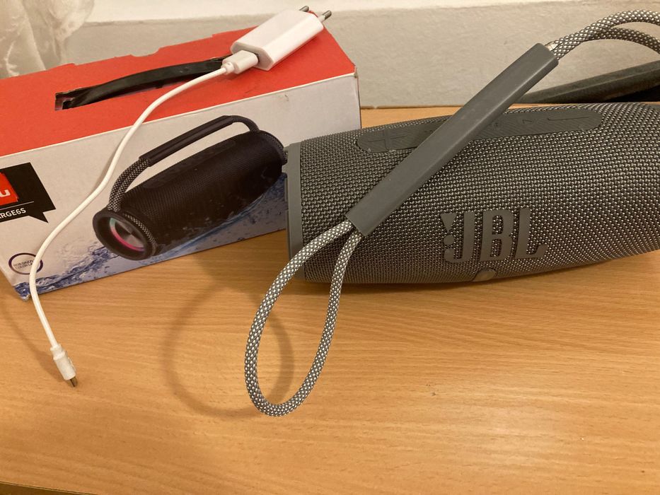 Тонколонка JBL със зарядно и кутия