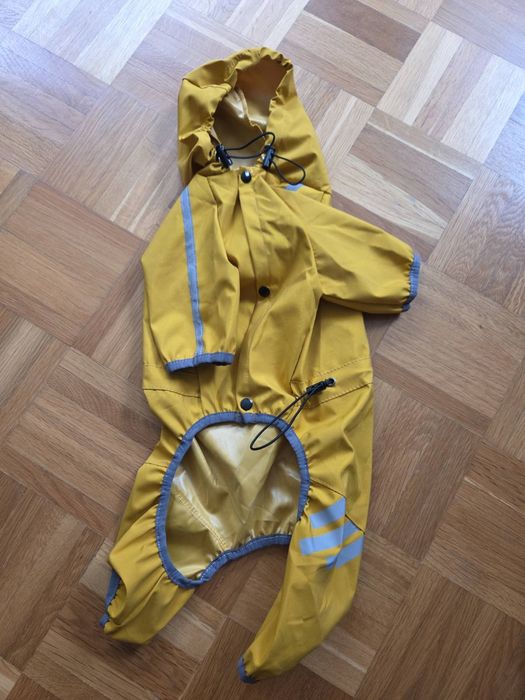 Продавам нови кучешки-дъждобран,елек и зимен гащеризон.