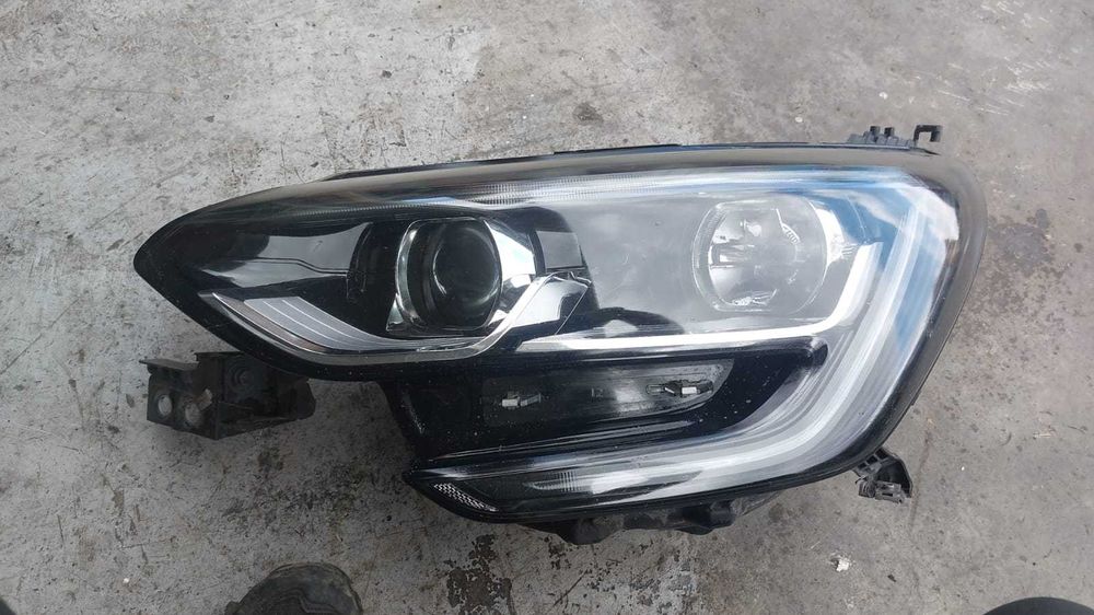 Far stanga cu lupa Renault Megane an 2017